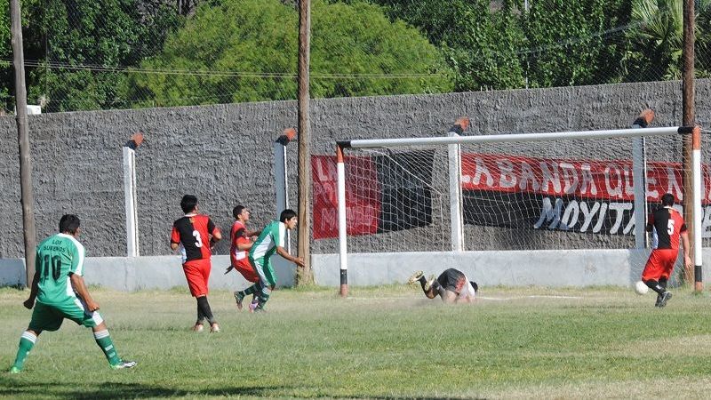 Los Sureños mantuvo el invicto y la ventaja sobre el “Defe”