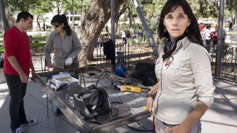 Susana Maltese realizó un mural sobre una obra de Luis Franco en la Plaza 25 de Mayo