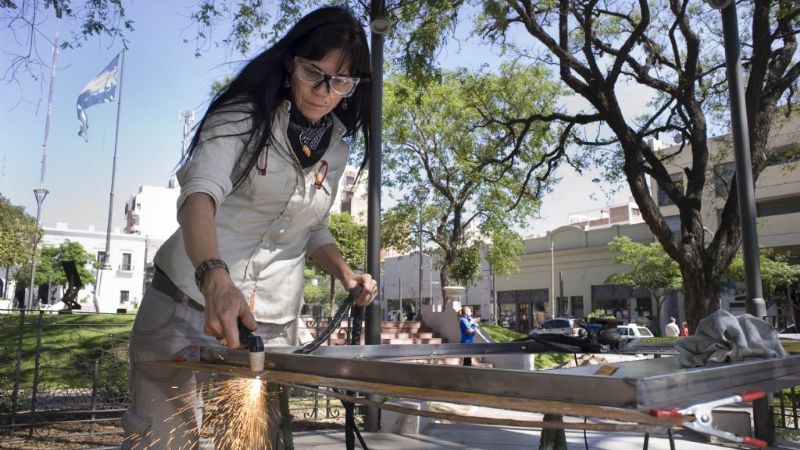 Susana Maltese realizó un mural sobre una obra de Luis Franco en la Plaza 25 de Mayo