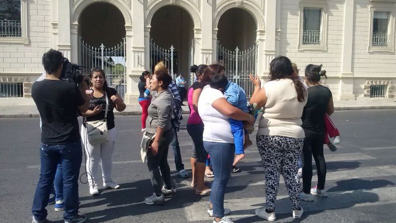 Piquete de mujeres que piden pago de ayuda económica