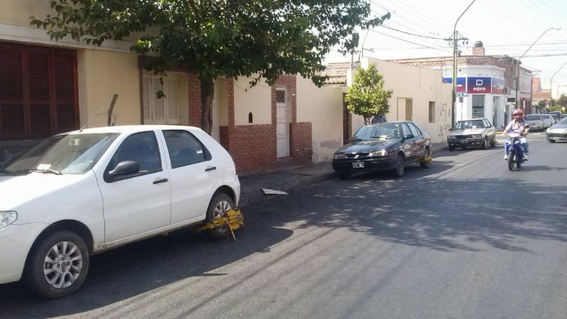 Varios vehículos al corralón por estacionarse en lugares prohibidos