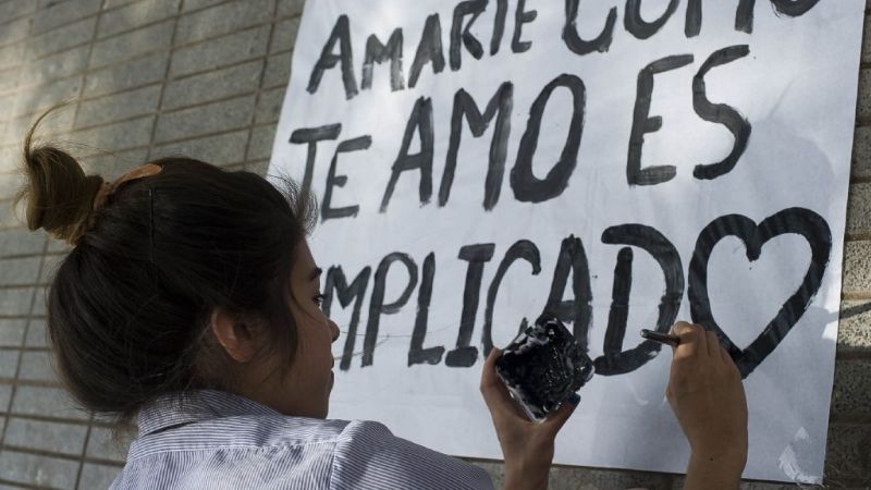 Regalando palabras en la Plaza 25 de Mayo
