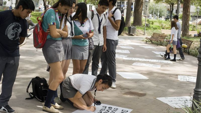 Regalando palabras en la Plaza 25 de Mayo