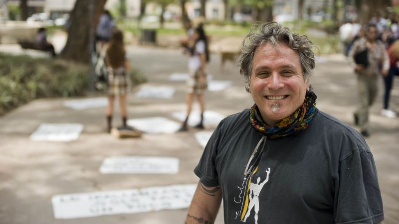 Regalando palabras en la Plaza 25 de Mayo