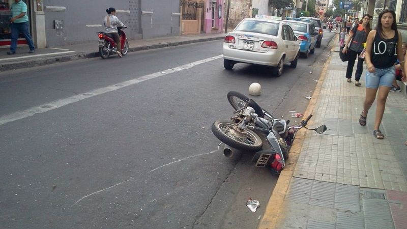 Chocaron auto y moto