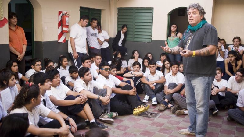 Jóvenes hicieron pintada poética en el patio de su escuela