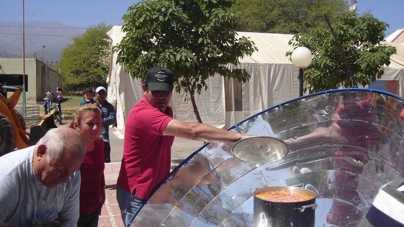 Demostración de cocción de alimentos con cocinas solares