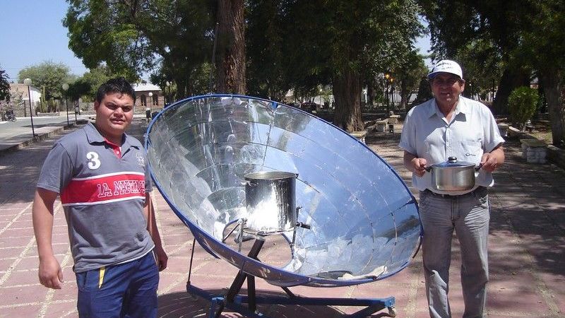Demostración de cocción de alimentos con cocinas solares