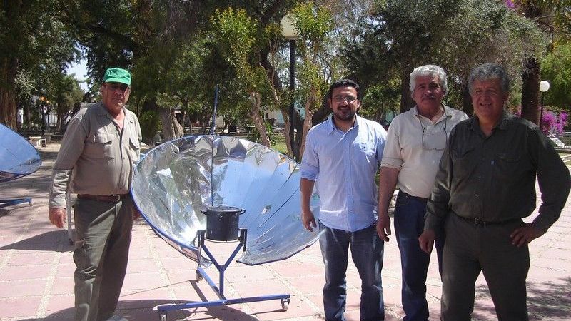 Demostración de cocción de alimentos con cocinas solares