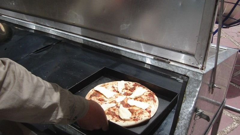 Demostración de cocción de alimentos con cocinas solares