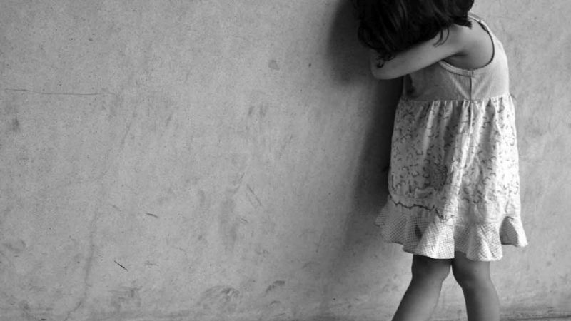 Lo descubrió abusando de su hija y lo denunció