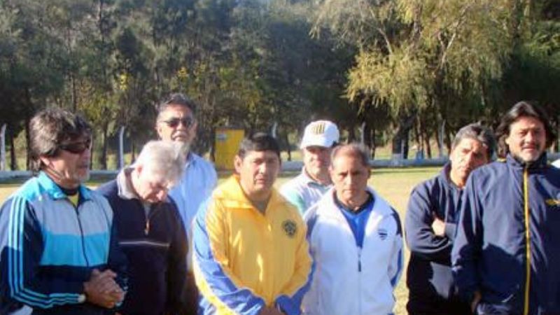 En Policial, le avisaron al DT Amaya, que el colectivo “está en la esquina”