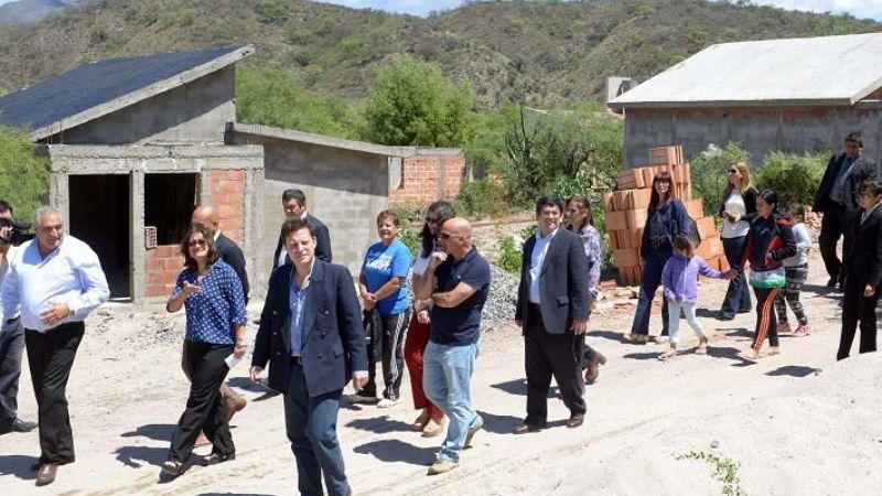 La Gobernadora recorrió obras y dialogó con vecinos de Fray M. Esquiú