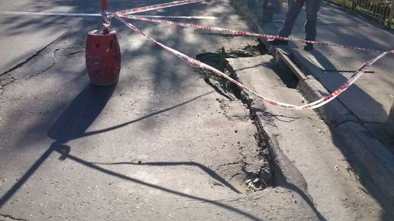 Grieta en el puente del Fariñango tras la lluvia