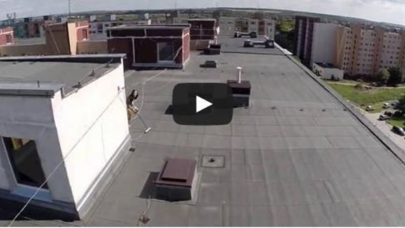 Usó un dron para espiar a su vecina en topless