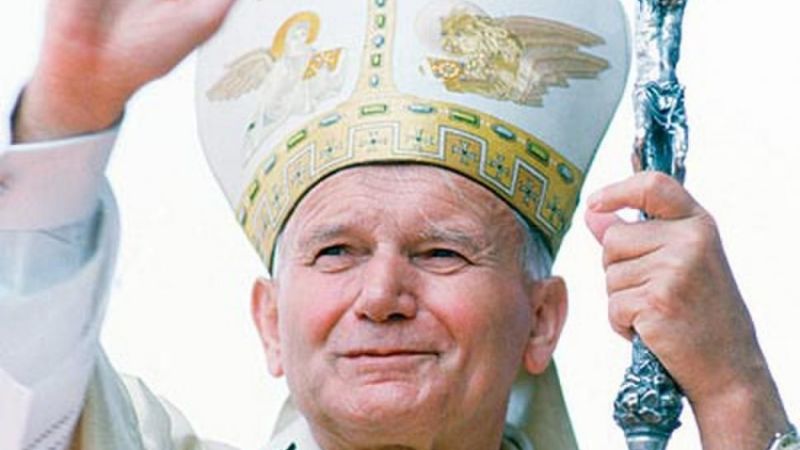 Procesión en honor a San Juan Pablo II en el barrio 9 de Julio