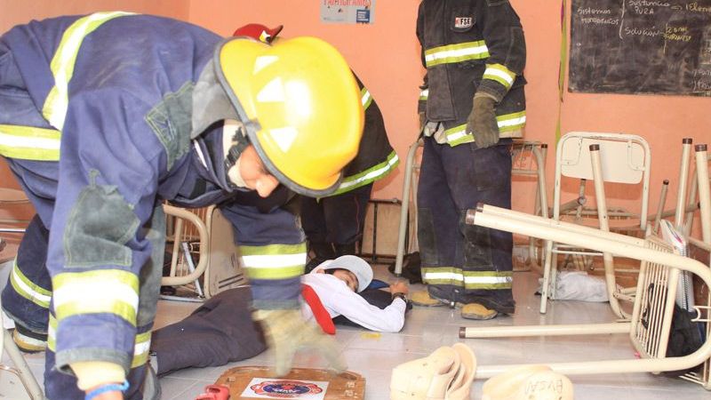 Práctica de simulacro en la Escuela Municipal