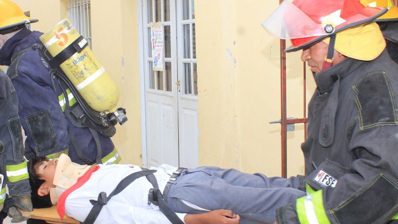 Práctica de simulacro en la Escuela Municipal