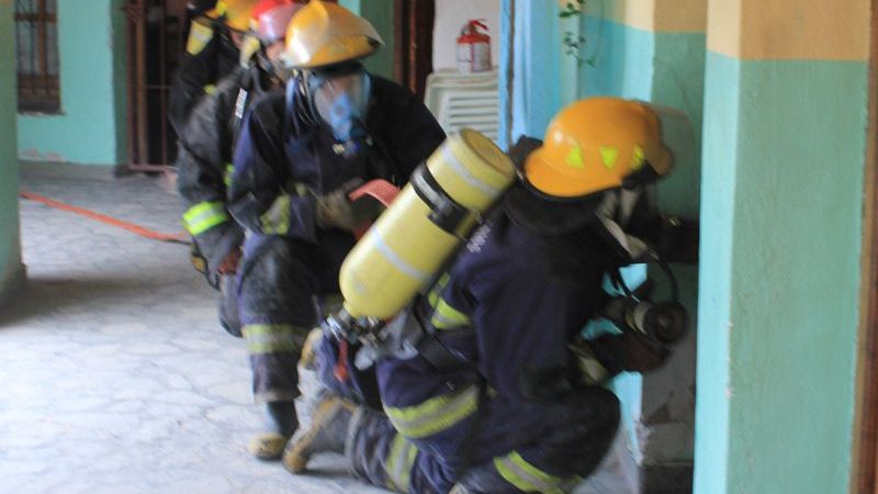 Práctica de simulacro en la Escuela Municipal