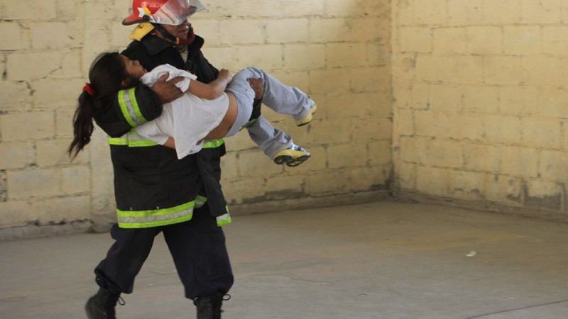 Práctica de simulacro en la Escuela Municipal