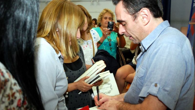 Andahazi compartió su historia literaria con los lectores de Catamarca