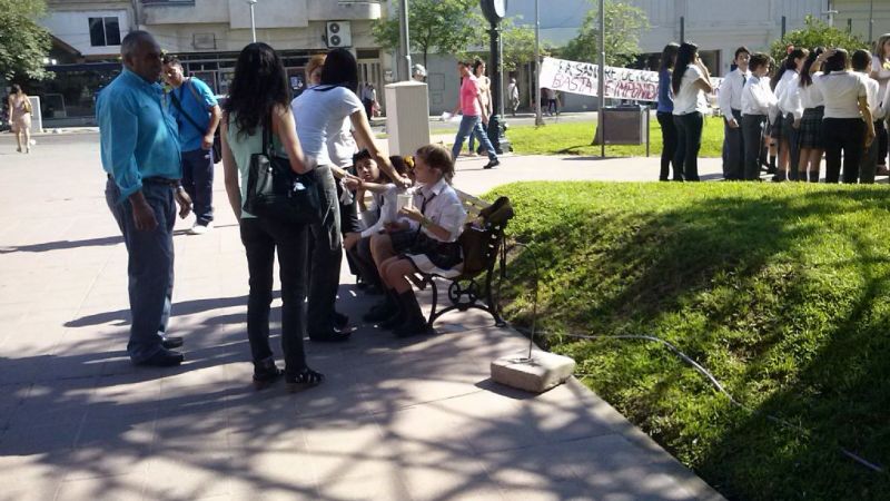 Alumnos se desmayaron en la plaza