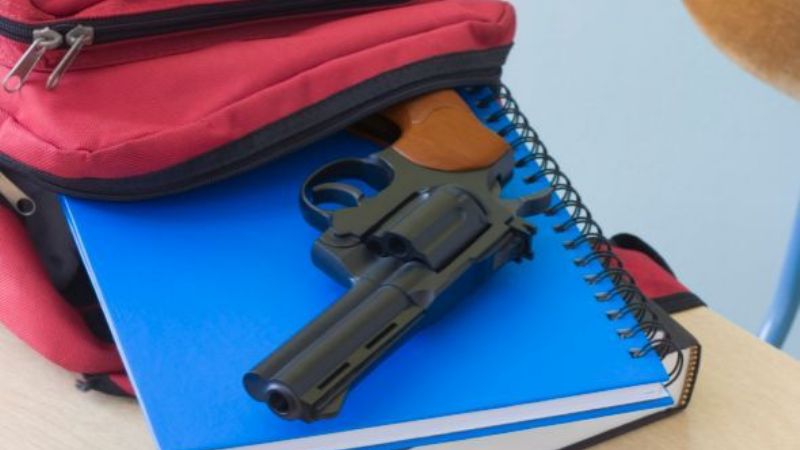 Sorprenden a adolescente con un arma en el colegio
