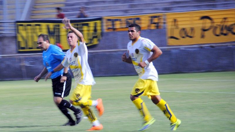 “Hat-trick” de Alexis Vega para que Policial mantenga la ilusión