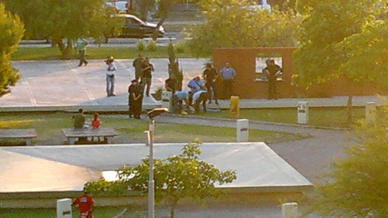 Un hombre iba a la cancha y murió, aparentemente por el calor