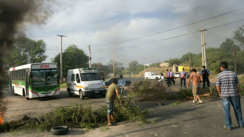 Piquete en la ruta 1 de vecinos de Banda de Varela