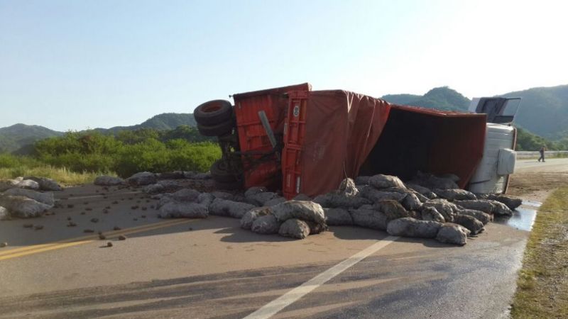 Un camión chocó con una camioneta en la ruta 38