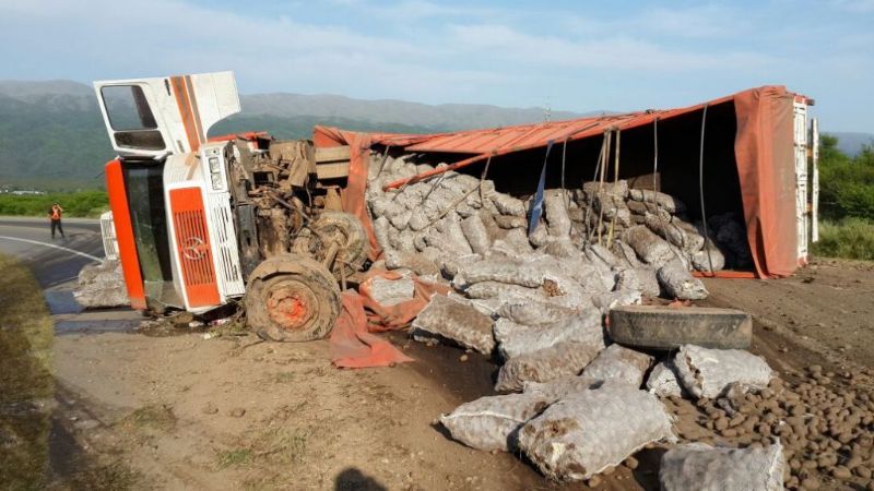 Un camión chocó con una camioneta en la ruta 38
