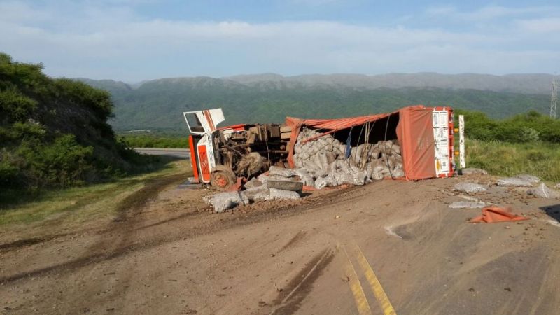 Un camión chocó con una camioneta en la ruta 38