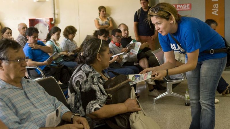 “Lectura a la cabeza” sigue llegando a consultorios y salas de espera