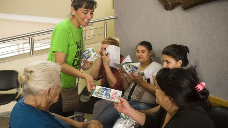 “Lectura a la cabeza” sigue llegando a consultorios y salas de espera