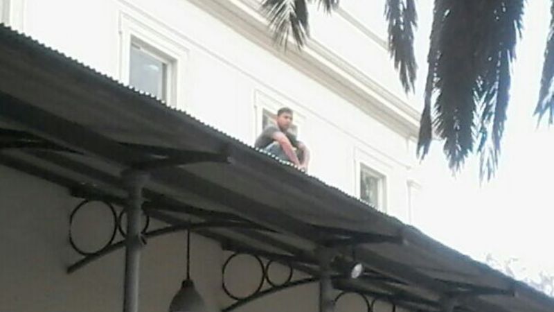 Amenazó con tirarse del techo porque no tiene trabajo