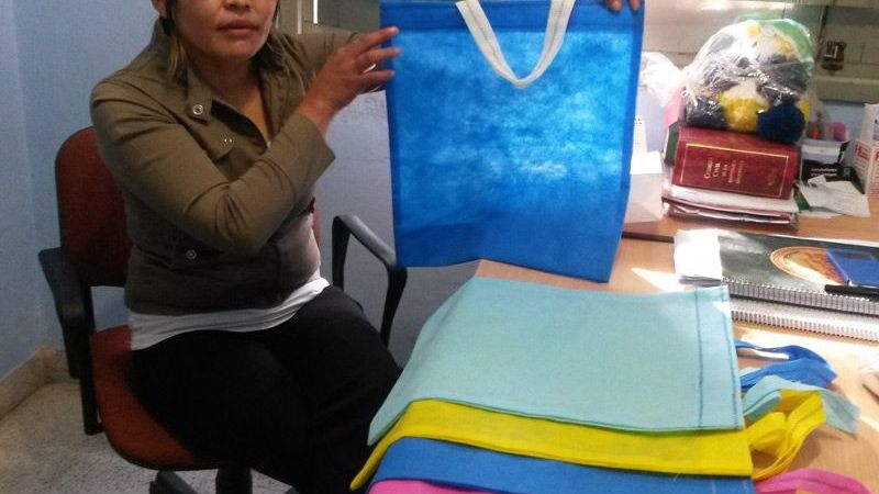 Mujeres solidarias preparan regalos para el Día de la Madre