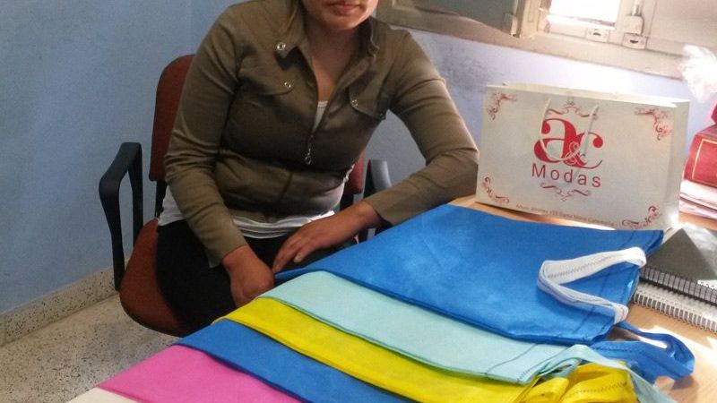 Mujeres solidarias preparan regalos para el Día de la Madre