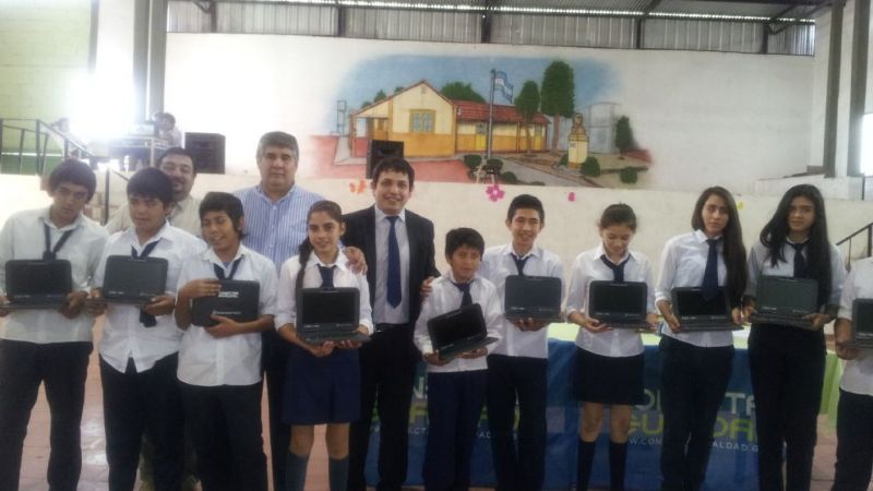 320 jóvenes de Capayán recibieron sus netbooks