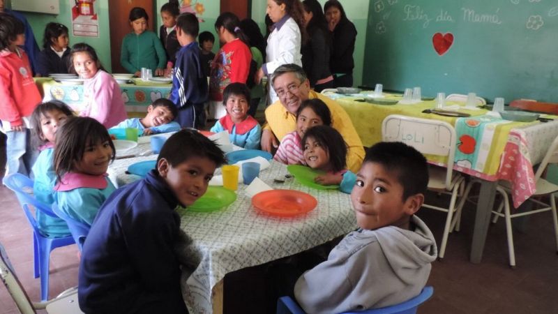 León Mendoza cumple con los niños y las madres de San José