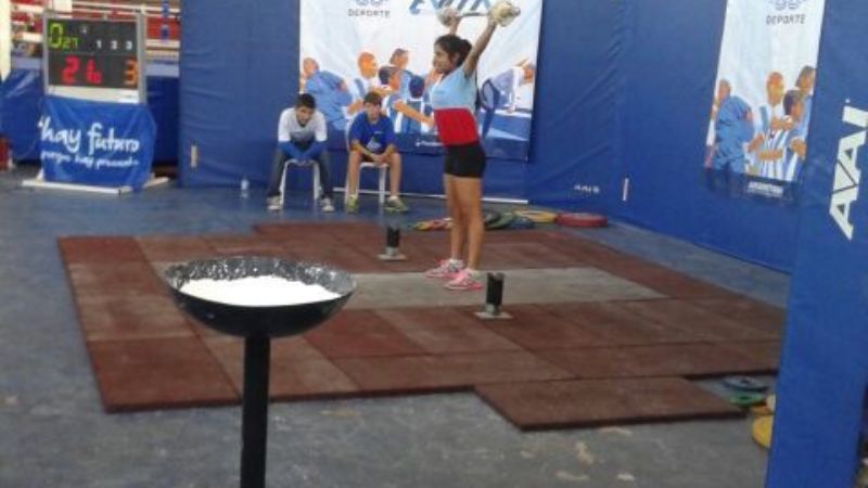 La primera medalla llegó de la mano del levantamiento de pesas