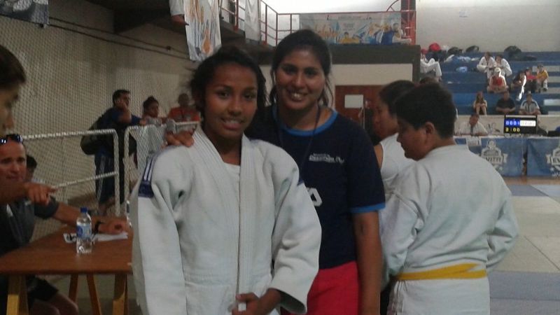 La primera medalla llegó de la mano del levantamiento de pesas