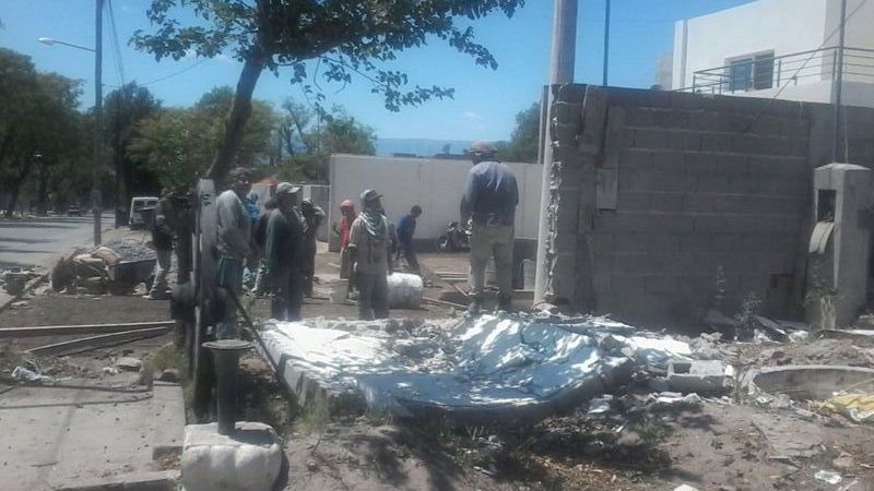 Demolieron construcción que avanzaba sobre el espacio público