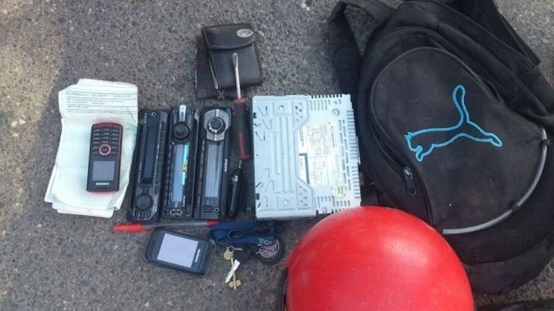 Robó, escapó, derrapó y fue atrapado