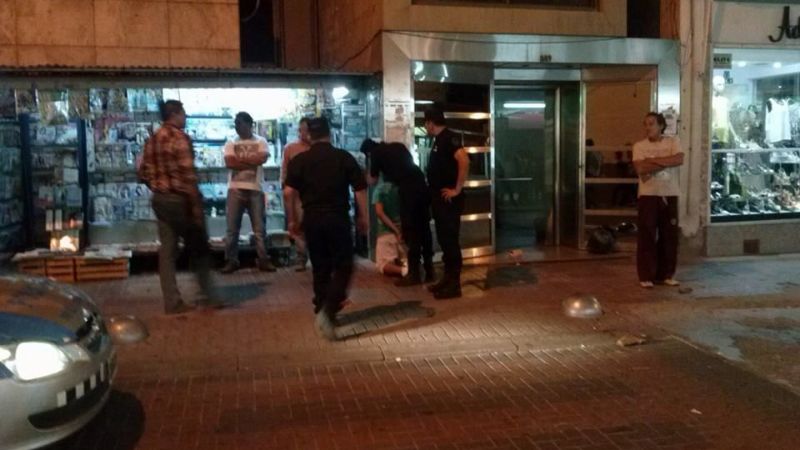 Hinchas de Estudiantes y Policial provocaron desmanes en el centro