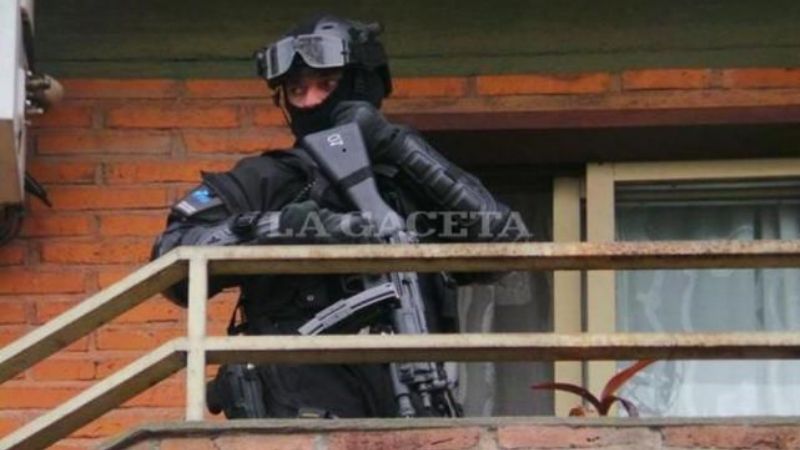 Allanaron 40 propiedades de "Los Ale", detienen al "Mono" y secuestran droga y armas