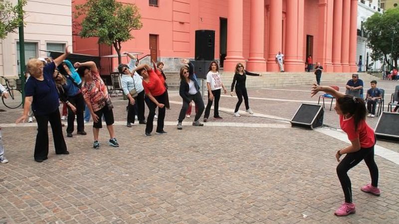 Caminata intergeneracional por el mes del Adulto Mayor