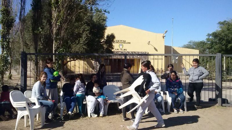 Padres toman la escuela de Las Tejas