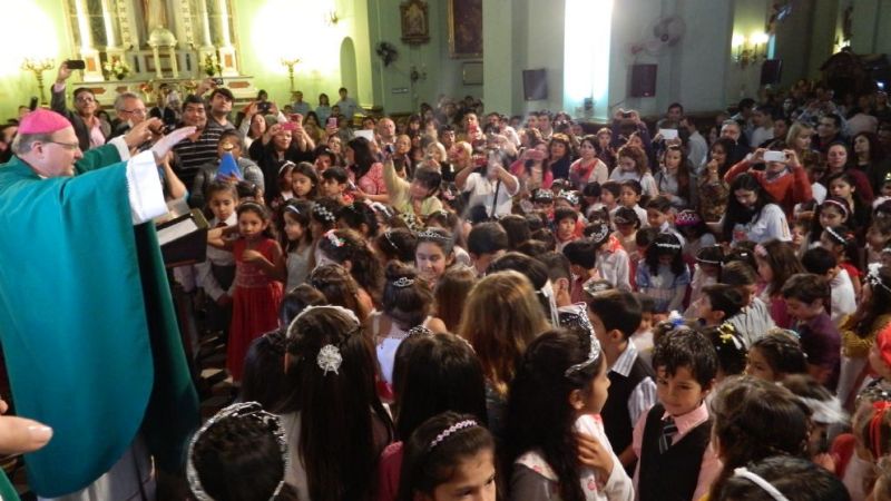 Niños y niñas de 6 y 7 años renovaron sus promesas bautismales en la Catedral