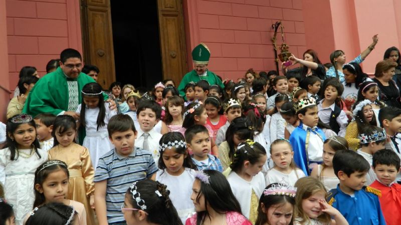 Niños y niñas de 6 y 7 años renovaron sus promesas bautismales en la Catedral
